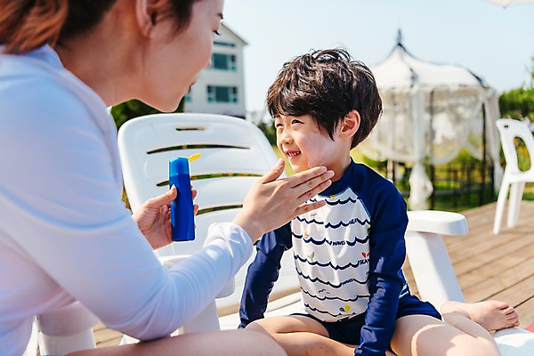 포토 JPG 주간 전신 응시 여자 남자 수영복 아들 어린이 가족 엄마 수영장 미소 앉기 상반신 성인 야외 두명 앞모습 옆모습 아웃포커스 30대 한국인 선크림 선베드 바르기 아들바보 국내포토 모자관계 자연요소 시선 옷 뷰포인트 의자 관계 모션 촬영기법 표정 사람 동양인 장년 화장품 파일형식