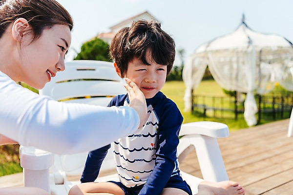 포토 JPG 주간 전신 응시 여자 남자 수영복 아들 어린이 가족 엄마 수영장 미소 앉기 상반신 성인 야외 두명 앞모습 옆모습 아웃포커스 30대 한국인 선크림 선베드 바르기 아들바보 국내포토 모자관계 자연요소 시선 옷 뷰포인트 의자 관계 모션 촬영기법 표정 사람 동양인 장년 화장품 파일형식
