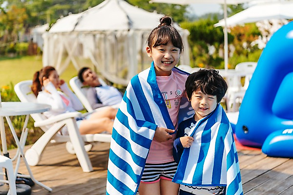 포토 JPG 주간 여자 남자 딸 아들 어린이 가족 엄마 휴식 수영장 서기 미소 앉기 여러명 상반신 성인 야외 앞모습 옆모습 아웃포커스 30대 여름휴가 바캉스 한국인 아빠 즐거움 비치타올 국내포토 자연요소 감정 뷰포인트 다수 컨셉 관계 모션 휴가 촬영기법 표정 사람 동양인 장년 수건 파일형식 여름_계절