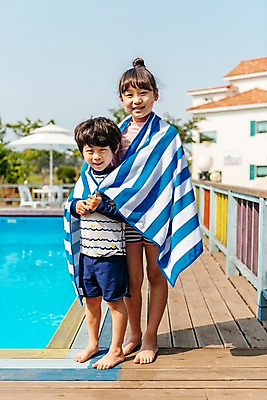 포토 JPG 주간 전신 여자 남자 어린이 여행 가족 휴식 수영장 남매 서기 미소 야외 두명 앞모습 아웃포커스 여름휴가 바캉스 한국인 즐거움 비치타올 국내포토 자연요소 감정 뷰포인트 컨셉 관계 모션 휴가 촬영기법 표정 사람 동양인 수건 파일형식 여름_계절