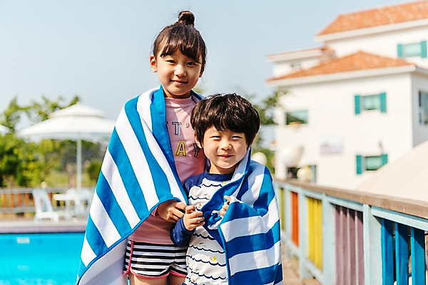 포토 JPG 주간 여자 남자 어린이 여행 가족 휴식 수영장 남매 서기 미소 상반신 야외 두명 건물 앞모습 아웃포커스 여름휴가 바캉스 한국인 즐거움 비치타올 국내포토 자연요소 건축물 감정 뷰포인트 컨셉 관계 모션 휴가 촬영기법 표정 사람 동양인 수건 파일형식 여름_계절