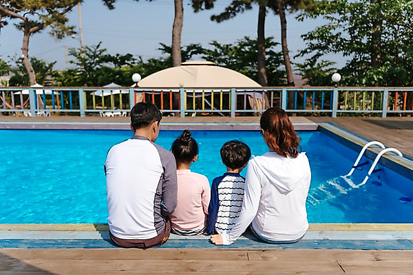 포토 JPG 주간 나무 여자 남자 딸 아들 어린이 여행 가족 엄마 휴식 수영장 앉기 여러명 상반신 성인 야외 뒷모습 30대 여름휴가 바캉스 한국인 아빠 즐거움 국내포토 자연요소 식물 감정 뷰포인트 다수 컨셉 관계 모션 휴가 사람 동양인 장년 파일형식 여름_계절