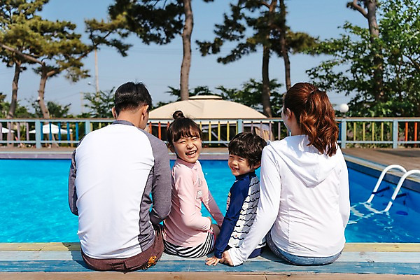 포토 JPG 주간 여자 남자 딸 아들 어린이 여행 가족 엄마 휴식 수영장 미소 앉기 여러명 상반신 성인 야외 옆모습 뒷모습 아웃포커스 30대 여름휴가 바캉스 한국인 뒤돌아보기 아빠 즐거움 국내포토 자연요소 감정 뷰포인트 다수 컨셉 관계 모션 휴가 촬영기법 표정 사람 동양인 장년 파일형식 여름_계절