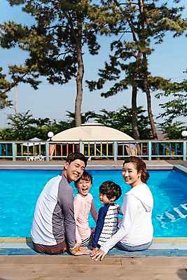 포토 JPG 주간 나무 여자 남자 딸 아들 어린이 여행 가족 엄마 휴식 수영장 미소 앉기 여러명 상반신 성인 야외 뒷모습 30대 여름휴가 바캉스 한국인 뒤돌아보기 아빠 즐거움 국내포토 자연요소 식물 감정 뷰포인트 다수 컨셉 관계 모션 휴가 표정 사람 동양인 장년 파일형식 여름_계절