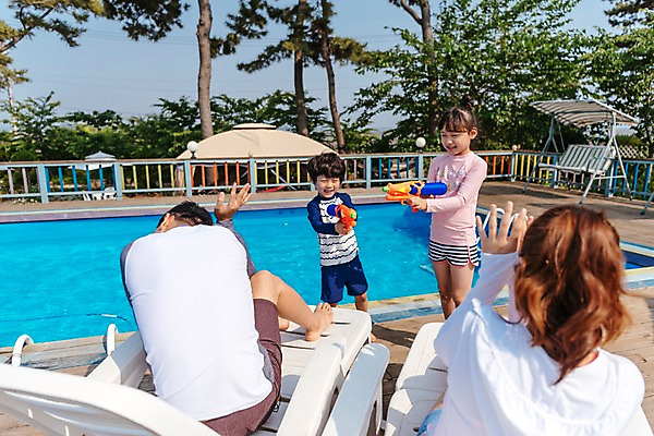포토 JPG 주간 전신 응시 여자 남자 딸 아들 어린이 여행 장난 가족 물놀이 엄마 휴식 수영장 서기 미소 앉기 여러명 상반신 성인 야외 앞모습 뒷모습 아웃포커스 30대 여름휴가 바캉스 한국인 아빠 즐거움 물총 국내포토 자연요소 시선 감정 뷰포인트 다수 컨셉 관계 모션 놀이 휴가 촬영기법 표정 사람 동양인 장년 파일형식 여름_계절