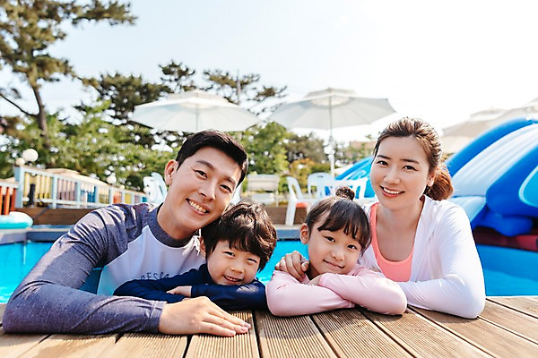 포토 JPG 주간 여자 남자 딸 아들 어린이 여행 가족 물놀이 엄마 휴식 수영장 서기 미소 여러명 상반신 성인 야외 앞모습 아웃포커스 30대 여름휴가 바캉스 기댐 한국인 아빠 즐거움 국내포토 자연요소 감정 뷰포인트 다수 컨셉 관계 모션 놀이 휴가 촬영기법 표정 사람 동양인 장년 파일형식 여름_계절