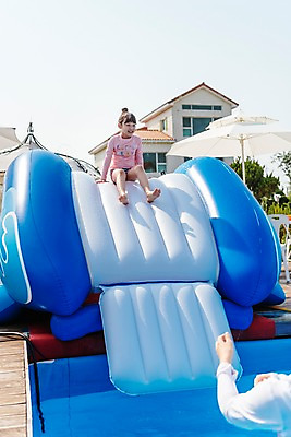 포토 JPG 주간 전신 여자 어린이 여행 가족 물놀이 휴식 수영장 미소 앉기 야외 두명 앞모습 신체부위 여름휴가 바캉스 한국인 미끄럼틀 즐거움 팔 국내포토 자연요소 감정 뷰포인트 컨셉 관계 모션 놀이 휴가 표정 사람 동양인 놀이기구 파일형식 여름_계절