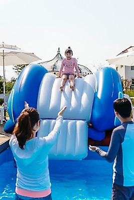포토 JPG 주간 전신 응시 여자 남자 딸 어린이 여행 가족 물놀이 엄마 팔벌리기 휴식 수영장 서기 미소 앉기 성인 야외 앞모습 뒷모습 아웃포커스 세명 30대 여름휴가 바캉스 한국인 아빠 미끄럼틀 즐거움 국내포토 자연요소 시선 감정 뷰포인트 컨셉 관계 모션 놀이 휴가 촬영기법 표정 사람 동양인 장년 놀이기구 파일형식 여름_계절