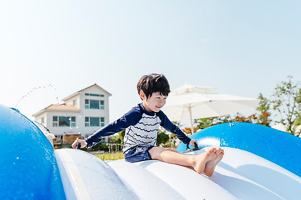 포토 JPG 주간 전신 응시 남자 수영복 어린이 여행 물놀이 휴식 수영장 한명 미소 앉기 야외 건물 옆모습 아웃포커스 여름휴가 바캉스 한국인 미끄럼틀 즐거움 소년한명만 국내포토 자연요소 1 건축물 시선 옷 감정 뷰포인트 컨셉 모션 놀이 휴가 촬영기법 표정 사람 동양인 놀이기구 남자한명만 소년만 파일형식 여름_계절