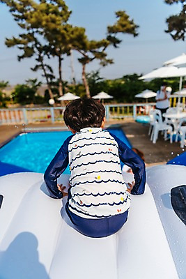 포토 JPG 주간 남자 어린이 여행 물놀이 휴식 수영장 한명 앉기 상반신 야외 뒷모습 아웃포커스 여름휴가 바캉스 한국인 미끄럼틀 즐거움 소년한명만 국내포토 자연요소 1 감정 뷰포인트 컨셉 모션 놀이 휴가 촬영기법 사람 동양인 놀이기구 남자한명만 소년만 파일형식 여름_계절