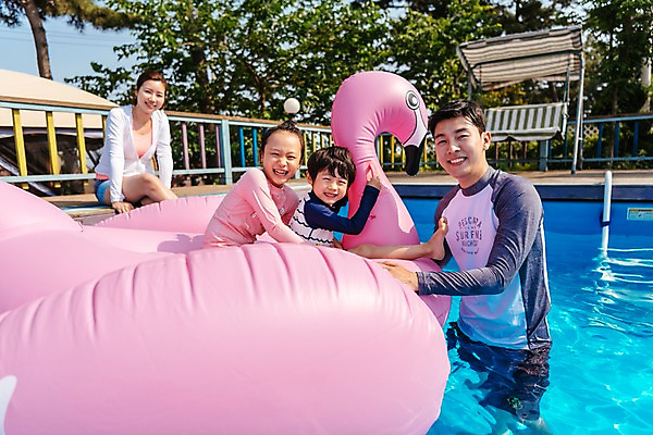 포토 JPG 주간 여자 남자 딸 아들 어린이 여행 가족 물놀이 엄마 휴식 수영장 서기 미소 앉기 여러명 상반신 성인 야외 앞모습 옆모습 30대 여름휴가 바캉스 한국인 아빠 플라밍고 즐거움 튜브 플라밍고튜브 국내포토 자연요소 감정 뷰포인트 다수 컨셉 관계 모션 놀이 조류 휴가 표정 사람 동양인 장년 파일형식 여름_계절