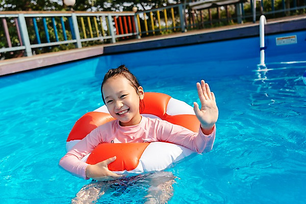 포토 JPG 주간 여자 어린이 여행 물놀이 휴식 수영장 한명 미소 상반신 야외 앞모습 여름휴가 바캉스 한국인 즐거움 튜브 소녀한명만 국내포토 자연요소 1 감정 뷰포인트 컨셉 놀이 휴가 표정 사람 동양인 여자한명만 소녀만 파일형식 여름_계절