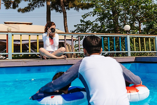 포토 JPG 주간 전신 여자 남자 딸 아들 어린이 여행 가족 물놀이 엄마 휴식 수영장 서기 미소 들기 앉기 여러명 상반신 성인 야외 앞모습 뒷모습 30대 여름휴가 바캉스 카메라 사진촬영 한국인 아빠 즐거움 튜브 국내포토 자연요소 감정 뷰포인트 다수 컨셉 관계 모션 놀이 휴가 표정 사람 동양인 장년 전자제품 촬영 파일형식 여름_계절