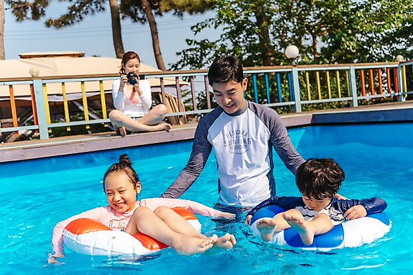 포토 JPG 주간 전신 응시 여자 남자 딸 아들 어린이 여행 가족 물놀이 엄마 휴식 수영장 서기 미소 들기 앉기 여러명 상반신 성인 야외 앞모습 아웃포커스 30대 여름휴가 바캉스 카메라 한국인 아빠 즐거움 튜브 국내포토 자연요소 시선 감정 뷰포인트 다수 컨셉 관계 모션 놀이 휴가 촬영기법 표정 사람 동양인 장년 전자제품 파일형식 여름_계절