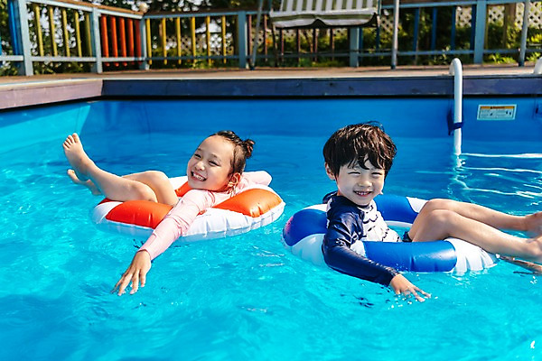 포토 JPG 주간 전신 여자 남자 어린이 여행 가족 물놀이 휴식 수영장 남매 미소 앉기 야외 두명 옆모습 아웃포커스 여름휴가 바캉스 한국인 즐거움 튜브 국내포토 자연요소 감정 뷰포인트 컨셉 관계 모션 놀이 휴가 촬영기법 표정 사람 동양인 파일형식 여름_계절