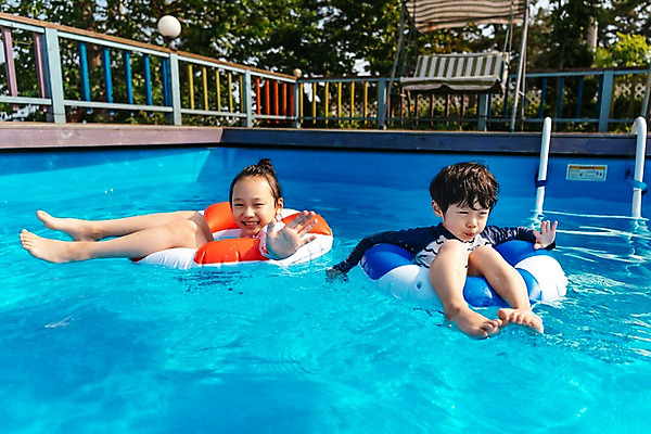 포토 JPG 주간 전신 여자 남자 어린이 여행 가족 물놀이 휴식 수영장 남매 미소 앉기 손짓 야외 두명 앞모습 옆모습 여름휴가 바캉스 한국인 인사 즐거움 튜브 국내포토 자연요소 감정 뷰포인트 컨셉 관계 모션 놀이 휴가 표정 사람 동양인 예절 파일형식 여름_계절