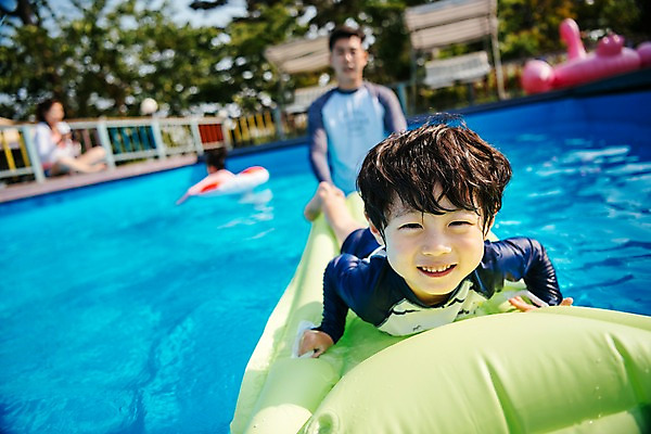 포토 JPG 주간 전신 여자 남자 딸 아들 어린이 엎드리기 여행 가족 물놀이 엄마 휴식 수영장 서기 미소 앉기 여러명 상반신 성인 야외 앞모습 옆모습 아웃포커스 30대 여름휴가 바캉스 한국인 아빠 즐거움 튜브 국내포토 자연요소 감정 뷰포인트 다수 컨셉 관계 모션 놀이 휴가 촬영기법 표정 사람 동양인 장년 파일형식 여름_계절