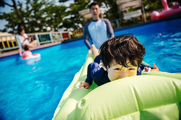 포토 JPG 주간 전신 여자 남자 딸 아들 어린이 엎드리기 여행 가족 물놀이 엄마 휴식 수영장 서기 미소 앉기 여러명 상반신 성인 야외 앞모습 옆모습 아웃포커스 30대 여름휴가 바캉스 한국인 아빠 즐거움 튜브 국내포토 자연요소 감정 뷰포인트 다수 컨셉 관계 모션 놀이 휴가 촬영기법 표정 사람 동양인 장년 파일형식 여름_계절