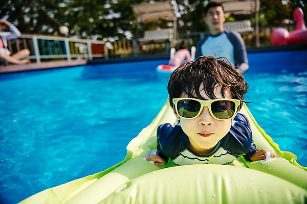 포토 JPG 주간 남자 아들 어린이 엎드리기 여행 가족 물놀이 휴식 수영장 미소 상반신 야외 두명 앞모습 아웃포커스 30대 여름휴가 바캉스 한국인 아빠 즐거움 튜브 부자지간 국내포토 자연요소 감정 뷰포인트 컨셉 관계 모션 놀이 휴가 촬영기법 표정 사람 동양인 장년 파일형식 여름_계절