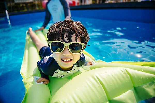 포토 JPG 주간 전신 남자 아들 어린이 엎드리기 여행 가족 물놀이 휴식 수영장 서기 미소 상반신 성인 야외 두명 앞모습 아웃포커스 30대 여름휴가 바캉스 한국인 아빠 즐거움 튜브 부자지간 국내포토 자연요소 감정 뷰포인트 컨셉 관계 모션 놀이 휴가 촬영기법 표정 사람 동양인 장년 파일형식 여름_계절
