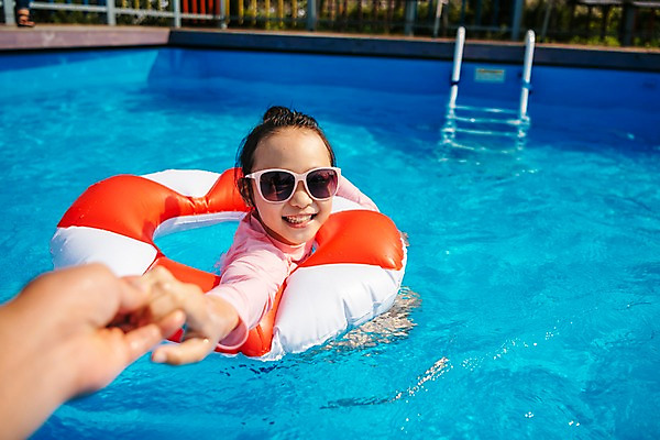 포토 JPG 주간 손 여자 어린이 여행 가족 물놀이 휴식 수영장 미소 상반신 야외 두명 옆모습 아웃포커스 신체부위 여름휴가 바캉스 선글라스 한국인 즐거움 튜브 국내포토 자연요소 감정 안경 뷰포인트 컨셉 관계 놀이 휴가 촬영기법 표정 사람 동양인 파일형식 여름_계절