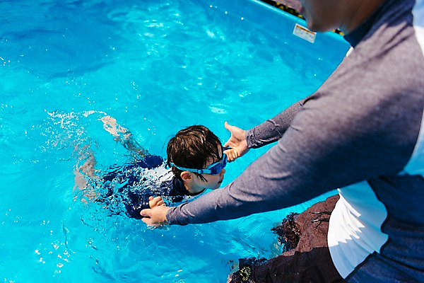 포토 JPG 주간 남자 아들 어린이 여행 가족 물놀이 휴식 수영장 서기 상반신 성인 야외 두명 옆모습 여름휴가 바캉스 수영 한국인 아빠 물안경 즐거움 남자만 국내포토 자연요소 감정 뷰포인트 컨셉 관계 모션 놀이 휴가 사람 동양인 수상스포츠 수영용품 파일형식 여름_계절