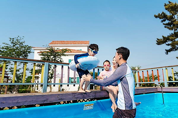 포토 JPG 주간 전신 응시 여자 남자 딸 아들 어린이 여행 가족 물놀이 엄마 휴식 수영장 서기 미소 앉기 여러명 상반신 성인 야외 옆모습 여름휴가 바캉스 한국인 잡기 아빠 물안경 즐거움 튜브 국내포토 자연요소 시선 감정 뷰포인트 다수 컨셉 관계 모션 놀이 휴가 표정 사람 동양인 수영용품 파일형식 여름_계절