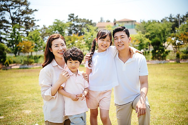 포토 JPG 주간 나무 여자 남자 딸 아들 어린이 가족 엄마 어깨동무 휴가 서기 미소 초원 여러명 상반신 성인 야외 앞모습 아웃포커스 30대 소풍 한국인 아빠 즐거움 국내포토 자연요소 식물 감정 뷰포인트 포즈 다수 관계 모션 촬영기법 표정 사람 동양인 장년 야외활동 파일형식