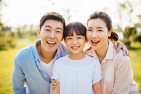 포토 JPG 주간 나무 부부 여자 남자 딸 어린이 가족 엄마 어깨동무 휴가 서기 미소 초원 상반신 성인 야외 앞모습 아웃포커스 세명 30대 소풍 한국인 아빠 즐거움 국내포토 자연요소 식물 커플 감정 뷰포인트 포즈 관계 모션 촬영기법 표정 사람 동양인 장년 야외활동 파일형식