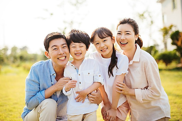 포토 JPG 주간 나무 여자 남자 딸 아들 어린이 가족 엄마 휴가 서기 미소 앉기 초원 여러명 상반신 성인 야외 앞모습 아웃포커스 30대 소풍 한국인 아빠 즐거움 국내포토 자연요소 식물 감정 뷰포인트 다수 관계 모션 촬영기법 표정 사람 동양인 장년 야외활동 파일형식