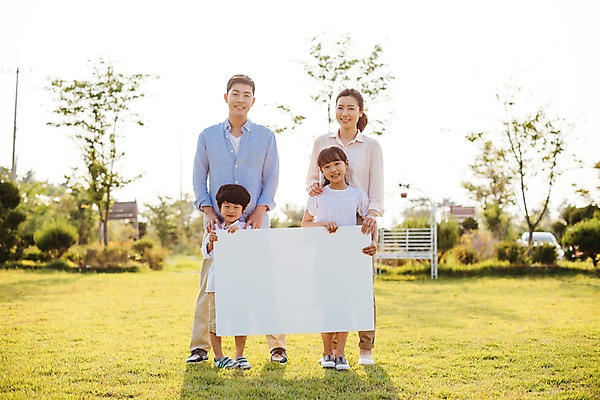포토 JPG 주간 전신 나무 배너 여자 남자 딸 아들 어린이 가족 엄마 휴가 사각프레임 서기 미소 들기 초원 여러명 성인 야외 앞모습 아웃포커스 30대 소풍 한국인 아빠 즐거움 국내포토 자연요소 식물 감정 뷰포인트 다수 관계 모션 프레임 촬영기법 표정 사람 동양인 장년 야외활동 사각형 파일형식