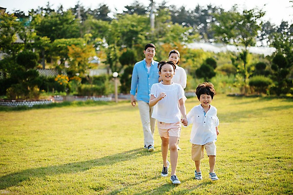 포토 JPG 주간 전신 나무 여자 남자 딸 아들 어린이 가족 엄마 휴가 서기 미소 초원 여러명 성인 야외 앞모습 아웃포커스 30대 소풍 걷기 손잡기 한국인 아빠 즐거움 국내포토 자연요소 식물 감정 뷰포인트 다수 관계 모션 촬영기법 표정 사람 동양인 장년 야외활동 파일형식