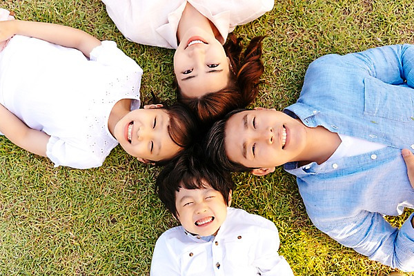 포토 JPG 주간 여자 남자 딸 아들 어린이 가족 엄마 휴가 미소 초원 여러명 상반신 성인 야외 앞모습 30대 하이앵글 눕기 소풍 한국인 아빠 즐거움 머리맞대기 국내포토 자연요소 감정 뷰포인트 다수 관계 모션 표정 사람 동양인 장년 야외활동 파일형식