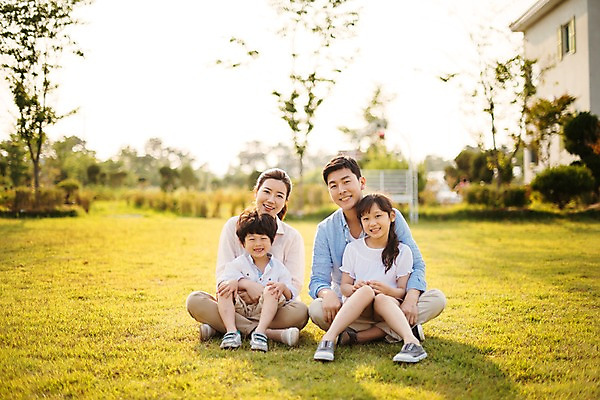 포토 JPG 주간 전신 나무 여자 남자 딸 아들 어린이 가족 안기 엄마 휴가 미소 앉기 초원 여러명 성인 야외 앞모습 아웃포커스 30대 소풍 한국인 아빠 즐거움 국내포토 자연요소 식물 감정 뷰포인트 다수 관계 모션 촬영기법 표정 사람 동양인 장년 야외활동 파일형식