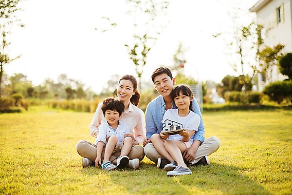 포토 JPG 주간 전신 나무 여자 남자 딸 아들 어린이 가족 안기 엄마 휴가 주택 미소 들기 앉기 초원 여러명 성인 야외 앞모습 아웃포커스 30대 소풍 모형 한국인 아빠 즐거움 국내포토 자연요소 식물 감정 뷰포인트 다수 관계 모션 촬영기법 표정 사람 동양인 건물 장년 야외활동 파일형식