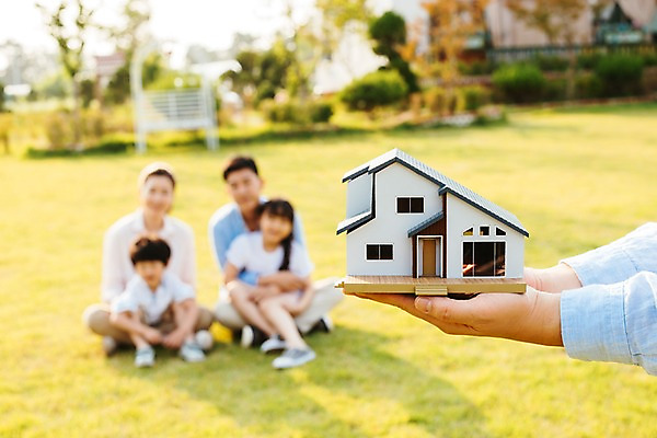 포토 JPG 주간 전신 나무 손 여자 남자 딸 아들 어린이 가족 안기 엄마 휴가 주택 서기 미소 들기 앉기 초원 여러명 성인 야외 앞모습 아웃포커스 신체부위 30대 소풍 모형 한국인 아빠 즐거움 국내포토 자연요소 식물 감정 뷰포인트 다수 관계 모션 촬영기법 표정 사람 동양인 건물 장년 야외활동 파일형식