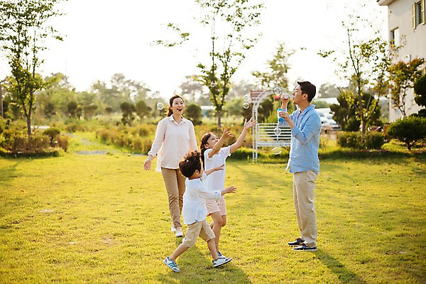 포토 JPG 주간 전신 나무 응시 여자 남자 딸 아들 어린이 가족 엄마 휴가 서기 미소 초원 여러명 성인 야외 앞모습 옆모습 아웃포커스 30대 소풍 한국인 아빠 비눗방울 즐거움 국내포토 자연요소 식물 시선 감정 뷰포인트 다수 관계 모션 촬영기법 표정 사람 동양인 장년 야외활동 파일형식