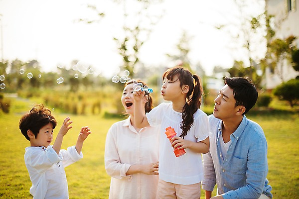 포토 JPG 주간 나무 응시 여자 남자 딸 아들 어린이 가족 엄마 휴가 서기 미소 들기 초원 여러명 상반신 성인 야외 앞모습 옆모습 아웃포커스 30대 소풍 한국인 아빠 비눗방울 불기 즐거움 국내포토 자연요소 식물 시선 감정 뷰포인트 다수 관계 모션 촬영기법 표정 사람 동양인 장년 야외활동 파일형식