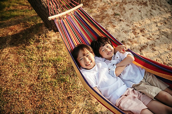포토 JPG 주간 여자 남자 어린이 가족 휴식 남매 미소 상반신 야외 두명 앞모습 하이앵글 눕기 한국인 해먹 국내포토 자연요소 뷰포인트 컨셉 관계 모션 표정 사람 동양인 침대 파일형식