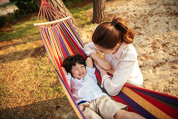 포토 JPG 주간 나무 응시 여자 남자 아들 어린이 가족 엄마 휴식 미소 앉기 상반신 성인 야외 두명 앞모습 옆모습 30대 눕기 한국인 해먹 아들바보 국내포토 모자관계 자연요소 식물 시선 뷰포인트 컨셉 관계 모션 표정 사람 동양인 장년 침대 파일형식