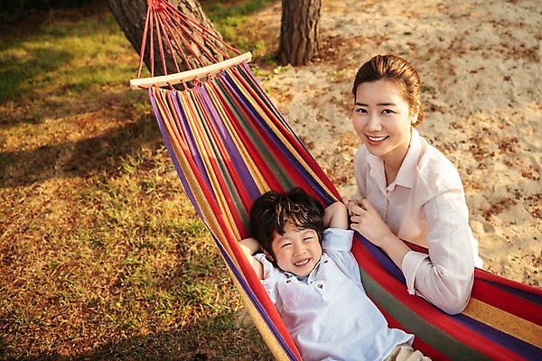 포토 JPG 주간 나무 여자 남자 아들 어린이 가족 엄마 휴식 미소 앉기 상반신 성인 야외 두명 앞모습 옆모습 30대 눕기 한국인 해먹 아들바보 국내포토 모자관계 자연요소 식물 뷰포인트 컨셉 관계 모션 표정 사람 동양인 침대 파일형식 가구 인종 생활용품 오브젝트