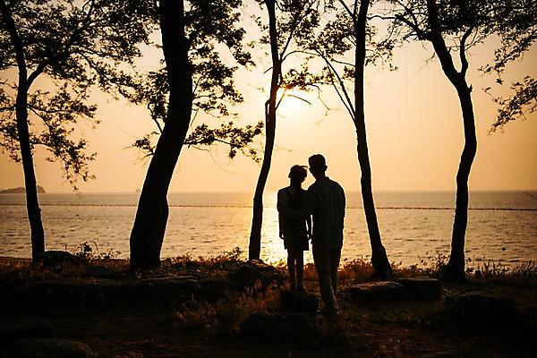 포토 JPG 주간 전신 나무 부부 여자 남자 실루엣 바다 가족 휴가 휴식 서기 성인 야외 두명 뒷모습 30대 노을 일몰 한국인 숲 국내포토 자연요소 식물 커플 뷰포인트 컨셉 관계 모션 촬영기법 사람 동양인 장년 파일형식