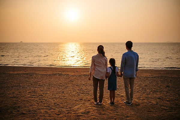 포토 JPG 주간 전신 부부 여자 남자 딸 어린이 바다 가족 엄마 휴가 휴식 서기 성인 해변 야외 뒷모습 세명 30대 노을 손잡기 일몰 한국인 아빠 국내포토 자연요소 커플 뷰포인트 컨셉 관계 모션 사람 동양인 장년 파일형식