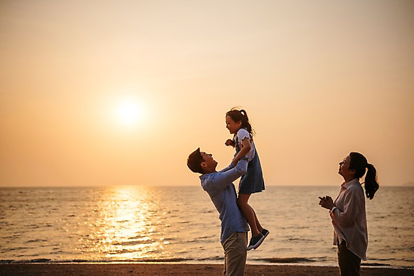 포토 JPG 주간 부부 응시 여자 남자 딸 어린이 바다 가족 안기 엄마 휴가 휴식 서기 미소 들기 상반신 성인 해변 야외 옆모습 세명 30대 노을 일몰 한국인 아빠 국내포토 자연요소 커플 시선 뷰포인트 컨셉 관계 모션 표정 사람 동양인 장년 파일형식