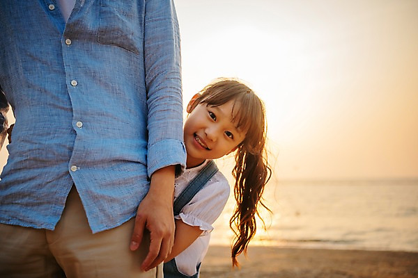 포토 JPG 주간 여자 남자 딸 어린이 바다 장난 가족 휴가 휴식 서기 미소 상반신 성인 해변 야외 두명 앞모습 신체부위 30대 노을 일몰 한국인 아빠 숨기 부녀 국내포토 자연요소 뷰포인트 컨셉 관계 모션 표정 사람 동양인 장년 파일형식