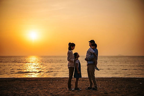 포토 JPG 주간 전신 응시 여자 남자 딸 아들 어린이 바다 가족 안기 엄마 휴가 휴식 서기 미소 여러명 성인 해변 야외 옆모습 30대 노을 일몰 한국인 아빠 국내포토 자연요소 시선 뷰포인트 다수 컨셉 관계 모션 표정 사람 동양인 장년 파일형식
