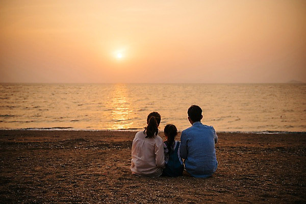 포토 JPG 주간 부부 여자 남자 딸 어린이 바다 가족 엄마 휴가 휴식 앉기 상반신 성인 해변 야외 뒷모습 세명 30대 노을 일몰 한국인 아빠 국내포토 자연요소 커플 뷰포인트 컨셉 관계 모션 사람 동양인 장년 파일형식