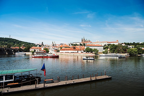 포토 JPG 주간 나무 해외풍경 해외 유럽 유럽풍경 하늘 풍경 사람없음 야외 건물 강 유람선 체코 프라하 동유럽 프라하성 선박 국내포토 자연요소 식물 건축물 나라 수상교통 배_교통 성 파일형식