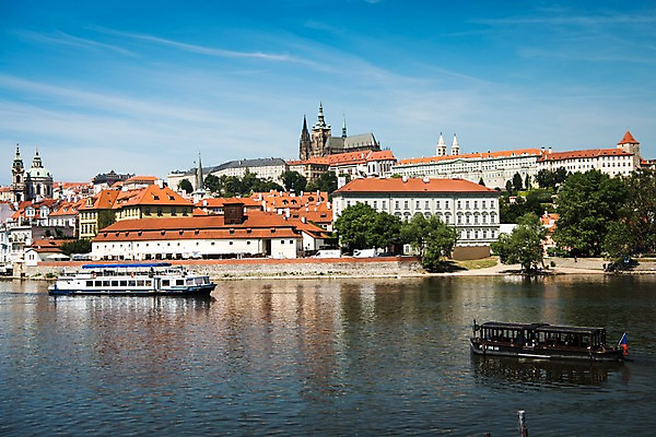 포토 JPG 주간 나무 해외풍경 해외 유럽 유럽풍경 하늘 풍경 사람없음 야외 건물 강 유람선 체코 프라하 동유럽 프라하성 선박 국내포토 자연요소 식물 건축물 나라 수상교통 배_교통 성 파일형식