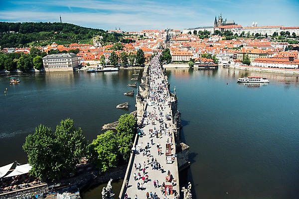 포토 JPG 주간 나무 해외풍경 해외 유럽 유럽풍경 사람 풍경 여러명 야외 건물 강 하이앵글 여행객 유람선 체코 프라하 동유럽 카를교 프라하성 가교 선박 국내포토 자연요소 식물 건축물 나라 뷰포인트 다수 수상교통 배_교통 다리_건축물 성 파일형식